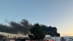 Požiar haly v obci Báhoň pri Pezinku. Na zraze fanúšikov motocyklov mala začať horieť jedna z motoriek