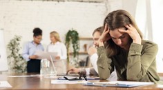 Spôsobuje množstvo fyzických aj psychických problémov. Varovné signály, že sa vo vás hromadí priveľa stresu