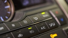 Túto chybu opakuje aj mnoho Slovákov. Jedno tlačidlo v aute vám vie za pár sekúnd narobiť veľké problémy