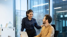 Láska na pracovisku? Ako nastaviť hranice, aby nevznikli problémy