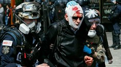 Slzotvorný plyn a ohlušujúce granáty: Na prvomájových protestoch v Paríži zatkli najmenej 330 ľudí