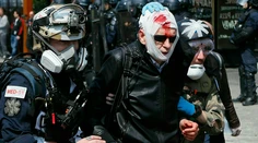 Slzotvorný plyn a ohlušujúce granáty: Na prvomájových protestoch v Paríži zatkli najmenej 330 ľudí