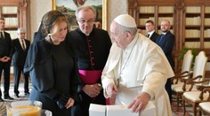 Pápež prijal na audiencii prezidentku Čaputovú, na hlave mala závoj v tvare Slovenska