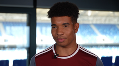 Otec pochádza z Konga, mama z Ruska, pôsobil v sieti Man City. Do slovenskej ligy vletel ako víchor