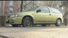 Škaredé prekvapenie pred Vianocami. Na 26 autách prerezali gumy