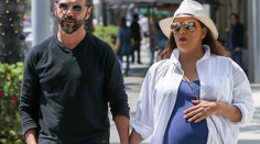 Eva Longoria (43) porodila prvé dieťa! Pohľad na dojatú mamu vháňa slzy do očí