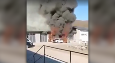 VIDEO: Dramatický požiar v Hnúšti. Zhorelo niekoľko áut aj viaceré motorky