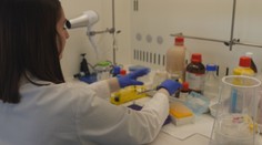 Parkinson pod drobnohľadom: Vedkyňa zo Slovenska hľadá mechanizmus, ktorý chorobu spúšťa