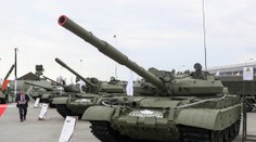 Namiesto „zázračných“ Armat 60-ročné tanky. Rusko vyťahuje zo skladov múzejné kúsky