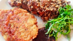 Zámocký  rezeň so zemiakovými plackami a rukolou