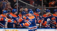 VIDEO: Gól ako z videohry, hráči Detroitu sa nechytali. Dnešným frajerom je hviezda NHL