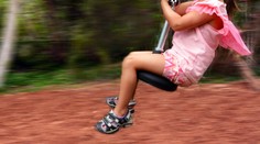 S dievčatkom v Plzni spadla lanová dráha, hospitalizovali ho s pomliaždeným mozgom