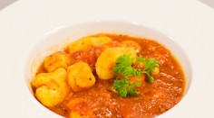 RECEPT NA DNES: Ricottové guľky s paradajkovo – bazalkovou omáčkou