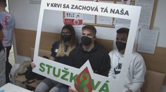 Pre zákaz hromadných podujatí si študenti zorganizovali netradičnú stužkovú v nemocnici