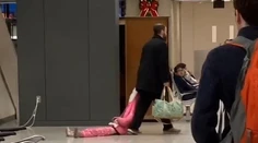 Trucovitá dcéra otca nevyviedla z miery. Na letisku ju za sebou ťahal ako batožinu