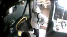 Cestujúci surovo zbil vodiča autobusu. Dôvod je absurdný