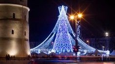 Pozrite si najkrajšie vianočné stromčeky, ktoré rozžiarili námestia po celom svete