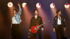 VIDEO: Koncert kapely Jonas Brothers v Prahe museli náhle prerušiť. Fanúšikovia spanikárili