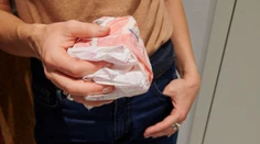 Musia sa rozhodnúť medzi potravinami a hygienickými potrebami. Menštruačná chudoba ohrozuje aj Slovenky