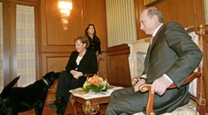 Putin tvrdí, že Merkelovú nechcel vystrašiť. O jej fóbii vraj nevedel