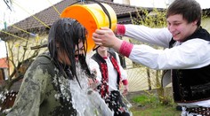 OBRAZOM: Toto sú aj vaše fotografie šibačky a oblievačky