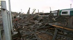 Orkán pustošil Britániu. Zomreli najmenej dvaja ľudia