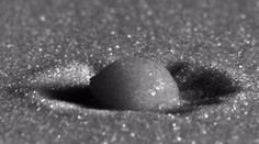 Fascinujúce spomalené zábery: Aký predmet takto dopadá na zem?