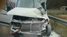 Jeden mŕtvy a dvaja ťažko zranení. To je výsledok zrážky kamióna s osobným autom