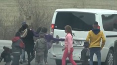 Zúbožené psy a deti fetujúce pred kamerou. Situácia v problémovej osade sa ešte zhoršila