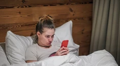 Pocit, že nám unikajú zážitky či príležitosti. Jav známy ako FOMO môže mať silný vplyv na duševné zdravie