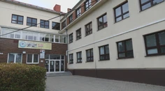 Mal sa nevhodne dotýkať študentov a dávať im návrhy. Učiteľ po zásahu kolegov sedí vo väzbe