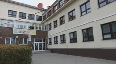 Mal sa nevhodne dotýkať študentov a dávať im návrhy. Učiteľ po zásahu kolegov sedí vo väzbe