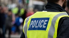 Británia: Polícia oslobodila dvoch rukojemníkov a zadržala muža so zbraňou