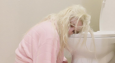 Takúto fotku môže zverejniť len ona. Hviezdička objíma záchodovú misu