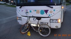 FOTO: Vážna nehoda v Dunajskej Strede. Autobus zrazil cyklistku, žena (69) bojuje o život
