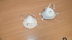 Respirátory FFP3 bez ventilu sú kvalitnejšie, no pre byrokratický nezmysel ich nekúpite