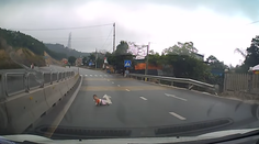VIDEO: Vodiči ostali v šoku, keď na vietnamskej diaľnici zbadali plaziace sa batoľa