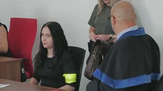 Bábätko zomrelo s modrinami po celom tele. Matka sa priznala, partner vinu odmieta