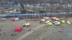 VIDEO: Letecké zábery z nehody pri Českých Budejoviciach. Po zrážke vlakov sú viacerí cestujúci vážne zranení