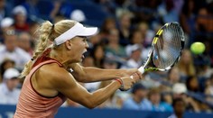 VIDEO: Wozniacka si skoro odtrhla hlavu, vlasy sa jej zamotali do rakety