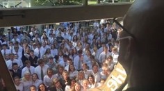 Krásne gesto. Stovky žiakov si takto uctili svojho chorého učiteľa