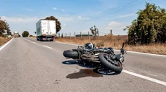 Tragédia pri Nových Zámkoch. Motorkár narazil do dodávky, jeho telo vymrštilo do protiidúceho auta
