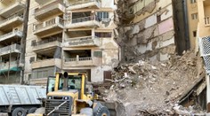 Počet obetí po zrútení budovy v Egypte stúpa. V troskách pátrajú po ďalších telách