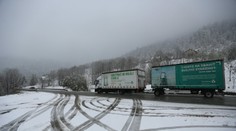 Husté sneženie komplikuje dopravu, Donovaly a Šturec boli pre kamióny uzatvorené