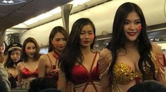 VIDEO: Netradičná odmena za dobré výkony: Letušky sa vyzliekli pre futbalistov