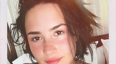 Speváčka si chytá "špeky". Takto ukazuje, že nikto nie je dokonalý