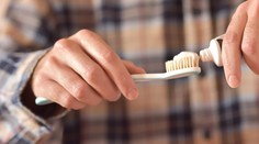 Umývať si zuby pred raňajkami alebo po nich? Zubný lekár vysvetlil, čo je lepšie