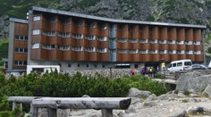 Lavína ohrozila Sliezsky dom, ľudí museli evakuovať na snežných skútroch