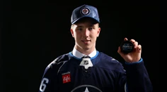 Výrazne prispel k titulu majstra sveta, bol elitným centrom Švédska. Obrovský talent podpísal zmluvu v NHL