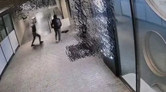 VIDEO: Skúšali to tehlou aj sekerou. Prevádzku v Bratislave nevykradli, no takmer si sami ublížili